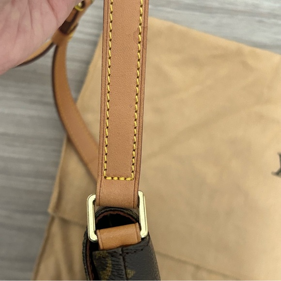 Louis Vuitton Musette Tango - Picture 13 of 16